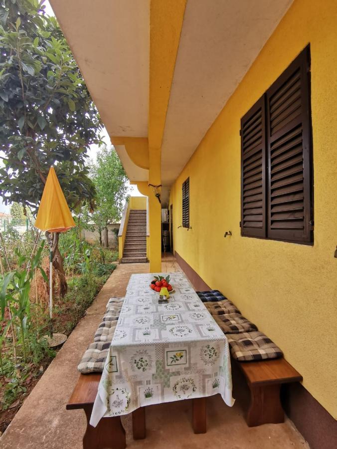 Apartment Dalmatini Tar-Vabriga Buitenkant foto
